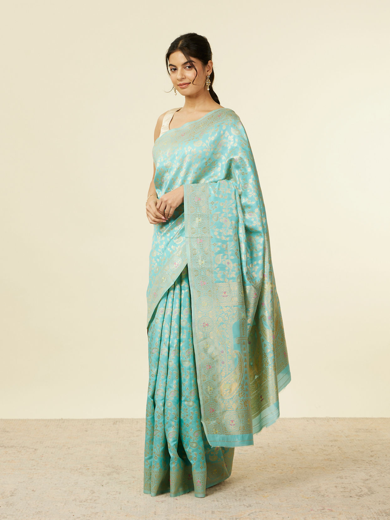 alt message - Mohey Women Light Blue Floral Zari Work Saree image number 3